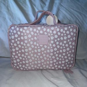 Tender Love & Carry Lavender White Daisy Hanging Toiletry Bag | RARE✨